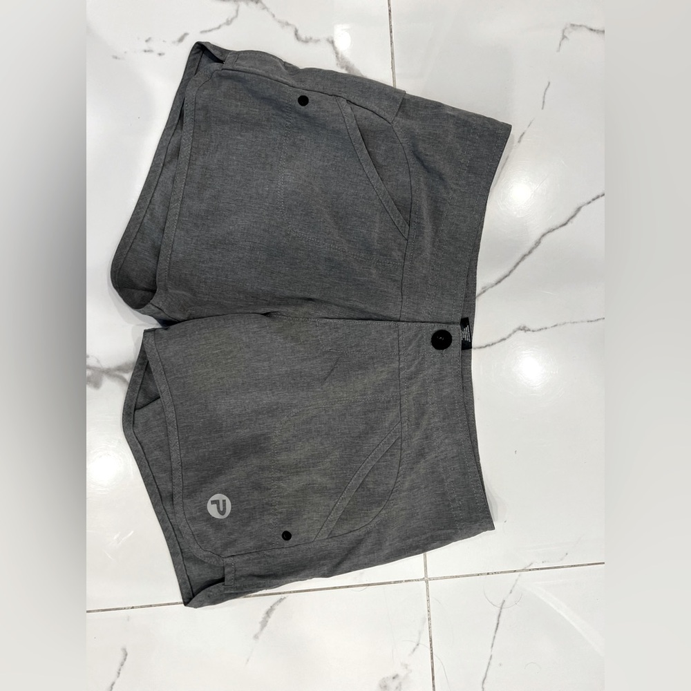 Pelagic women short size 6. Worn once. Grey. When wet fish appear.
